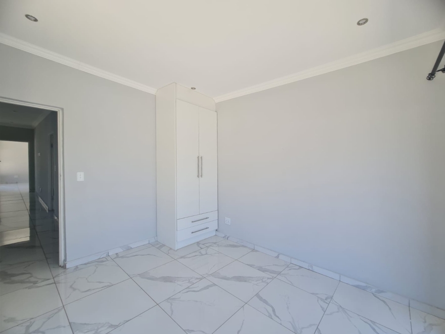 To Let 4 Bedroom Property for Rent in Melodie North West